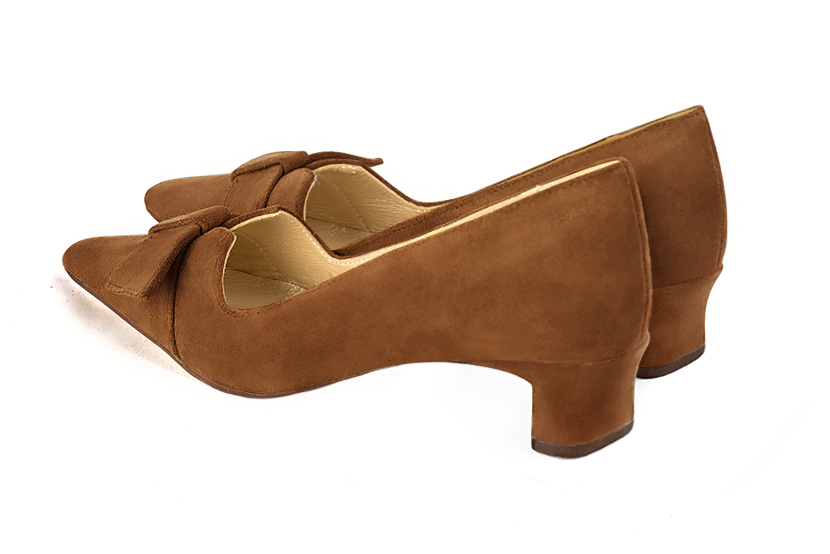 Caramel brown women's dress pumps, with a knot on the front. Tapered toe. Low kitten heels. Rear view - Florence KOOIJMAN